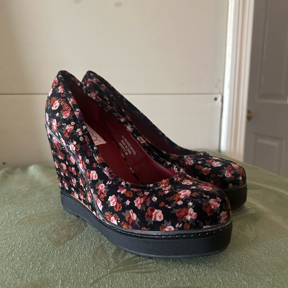 Floral Wedge Heels - Black and Pink